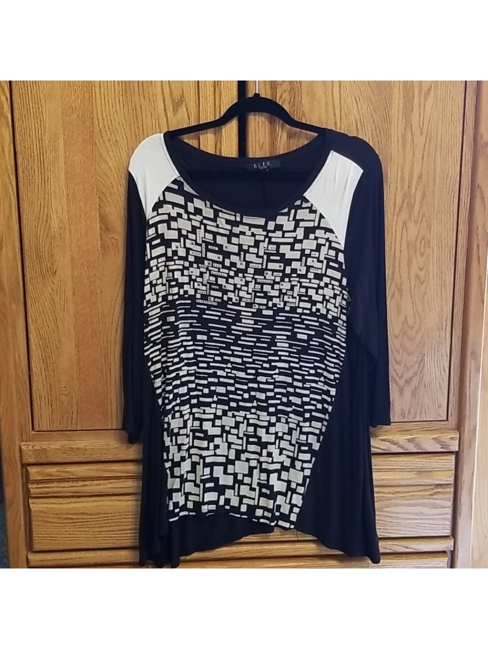 B.L.E.U. Women's Black and Cream 3/4 Sleeve Tunic with Silver Embellishments, 2X